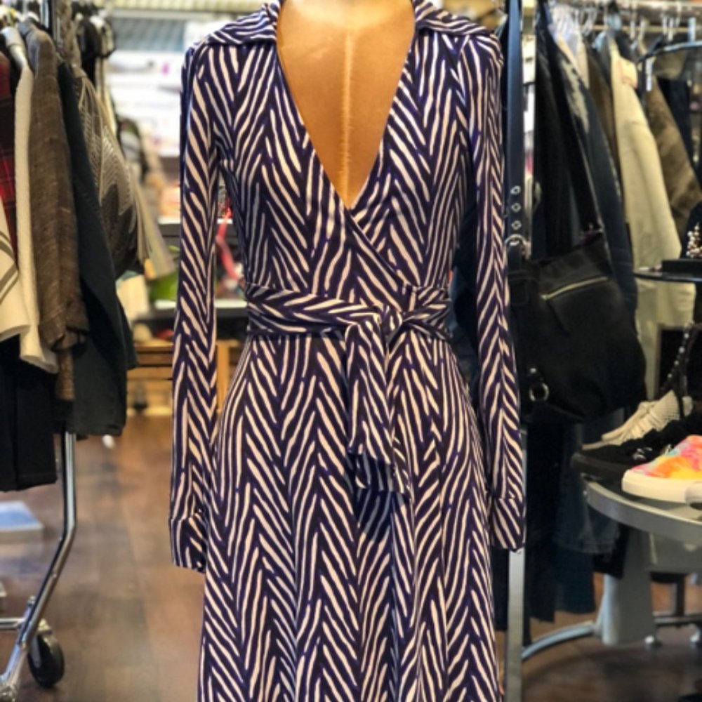 PRE OWNED DIANE VON FURSTENBERG PRINT WRAP DRESS SZ SMALL